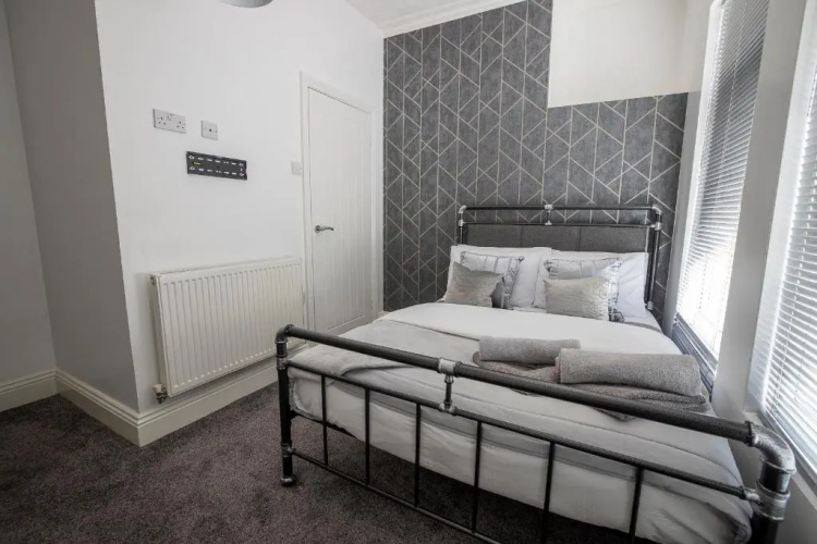 Abingdon House 4 Bedrooms Workstays UK