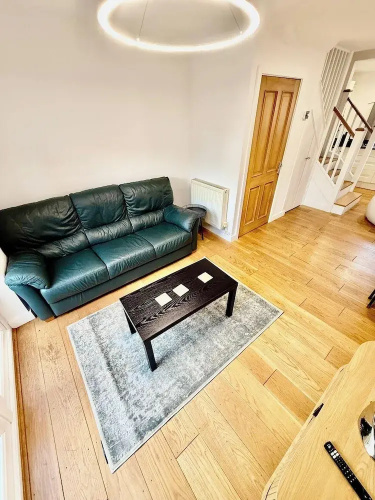 2 Bed House - Sleeps 4 - Parking - Wifi