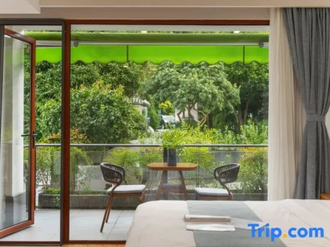 Standard Family room with courtyard view