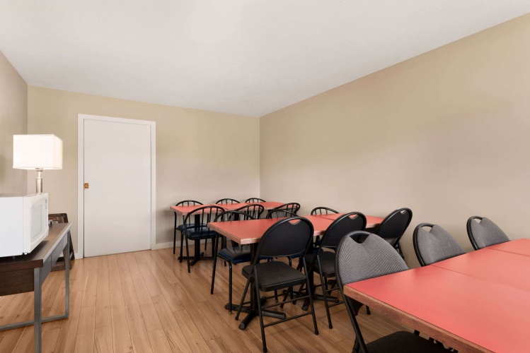 Travelodge By Wyndham Salmon Arm photo 14
