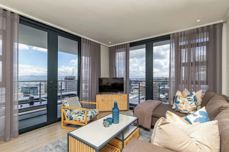 16 On Bree Superior Apartment