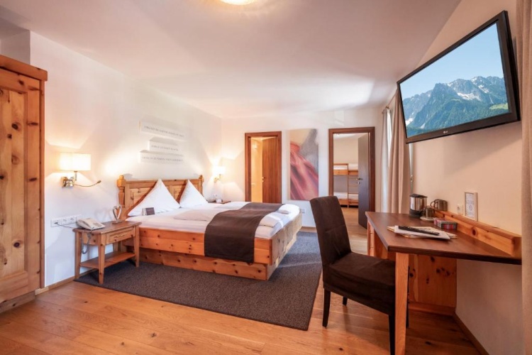 Deluxe Family Suite with street view