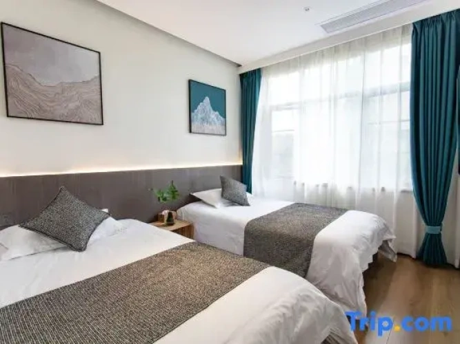 Standard Twin room with garden view