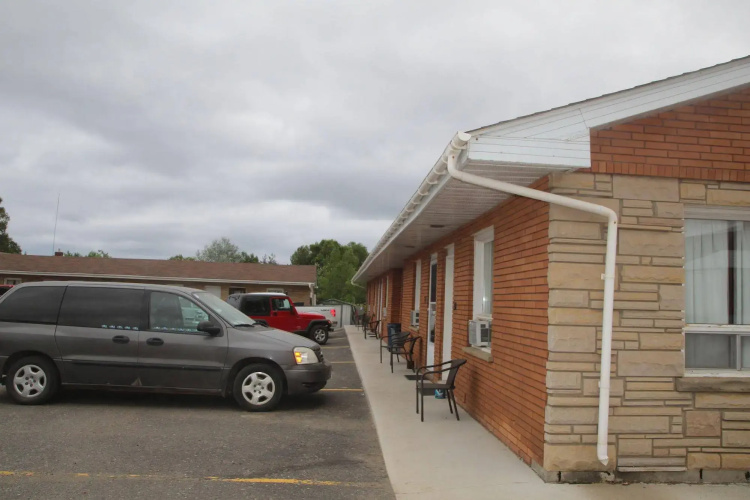 Lakehead Motel