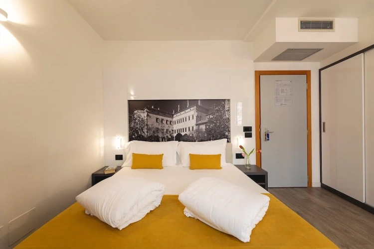 Standard Twin room with balcony