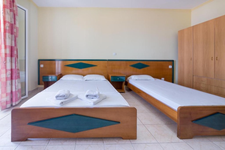 Standard Triple room