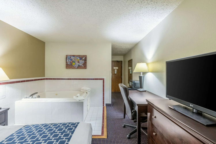 Econo Lodge Inn & Suites Auburn