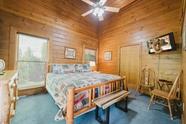 Absolute Bearadise 3 Bedroom Cabin by RedAwning