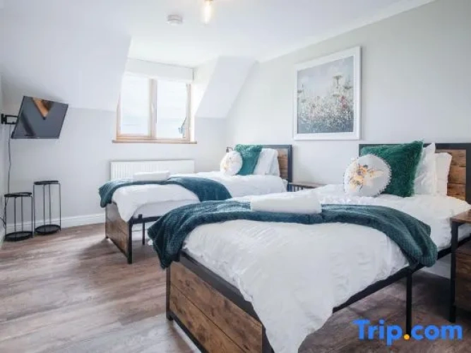 5 Bedrooms Apartment