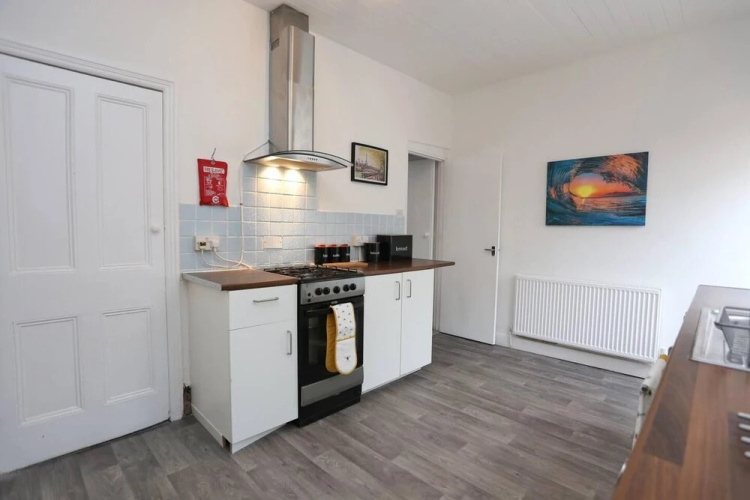 Charming 2-bed Home in Blackpool-central w Parking