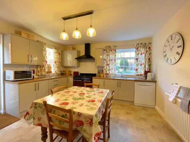 Spacious 4 Bedroom House with Garden