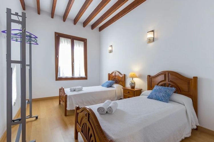 4 Bedrooms Villa