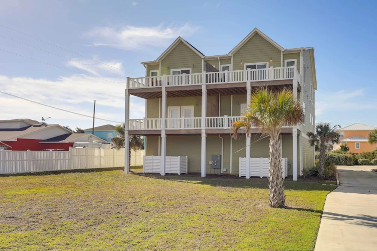 Emerald Isle Vacation Home: Walk to Beach!