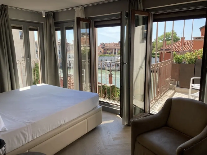 Standard Double room with balcony and with canal view