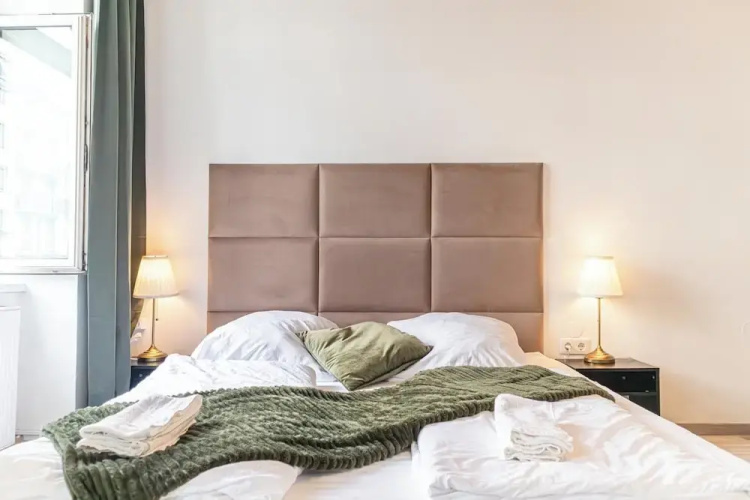 Comfy 2BR Apt Near U6 Station Long Stay