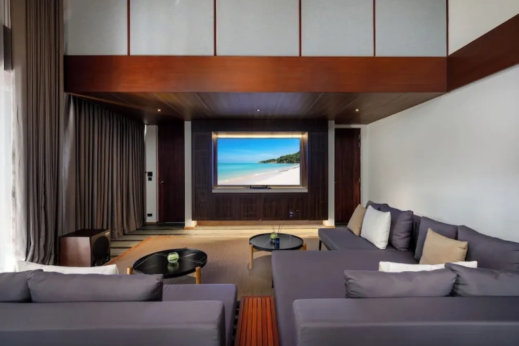6 Bedrooms Villa