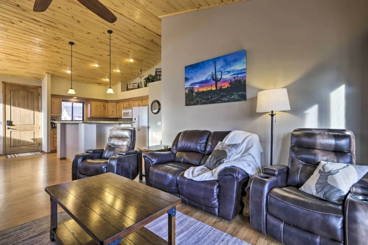 Sunny Show Low Home: Deck, BBQ & Golf Course Views