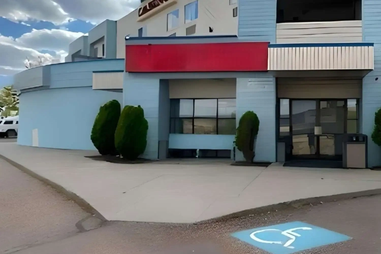 Econo Lodge Inn & Suites