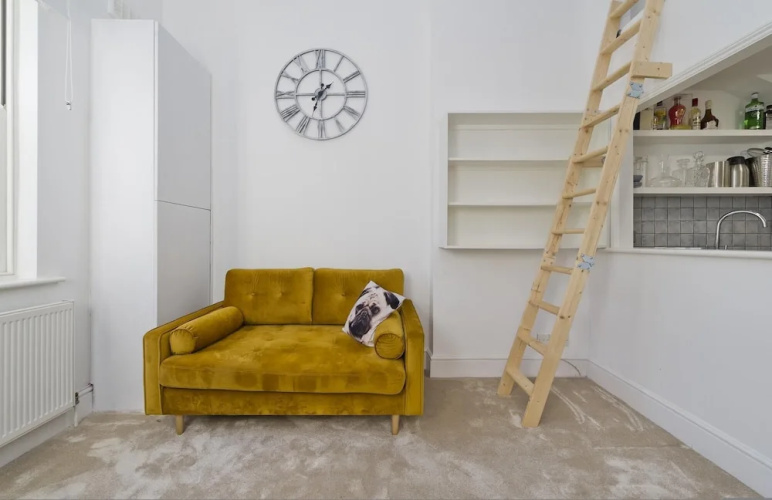 Bright one Bedroom Apartment With Balcony in Maida Vale by Underthedoormat