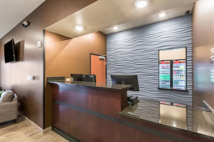 Cobblestone Hotel & Suites - Appleton International Airport