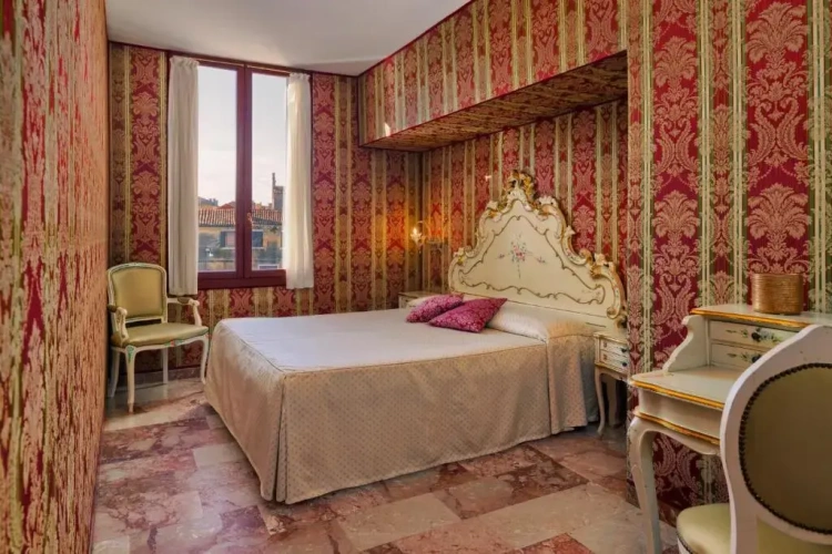 Triple room with canal view