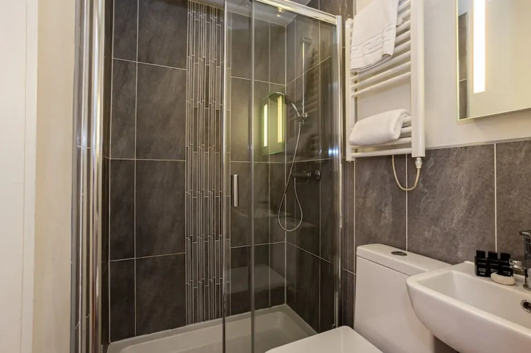 2 Bedrooms Apartment