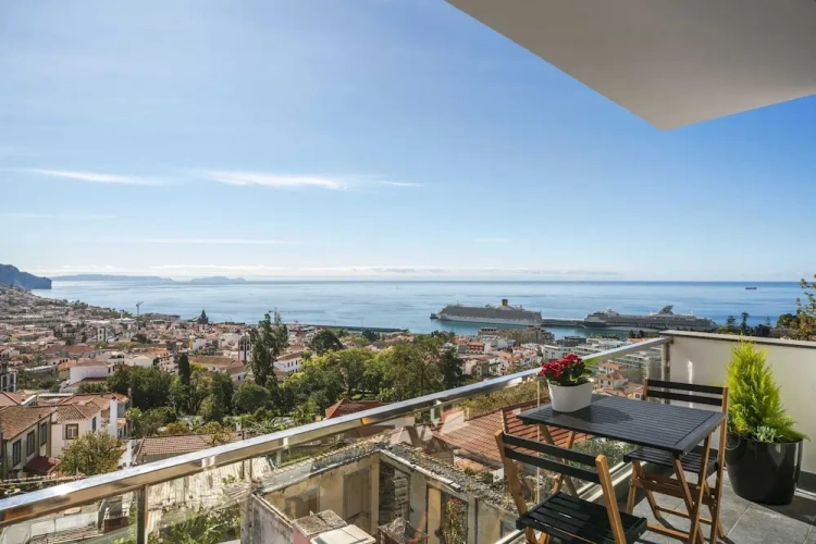 Apartment with balcony and with sea view