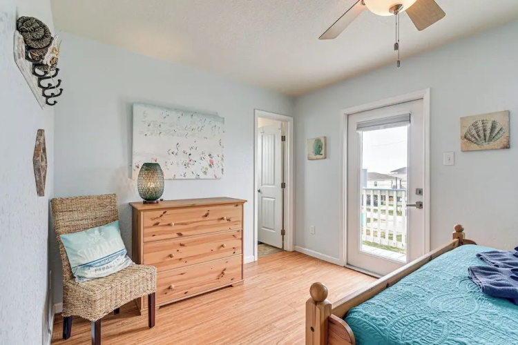 Walk to Shore & Eats: Surfside Beach Gem w/ Deck