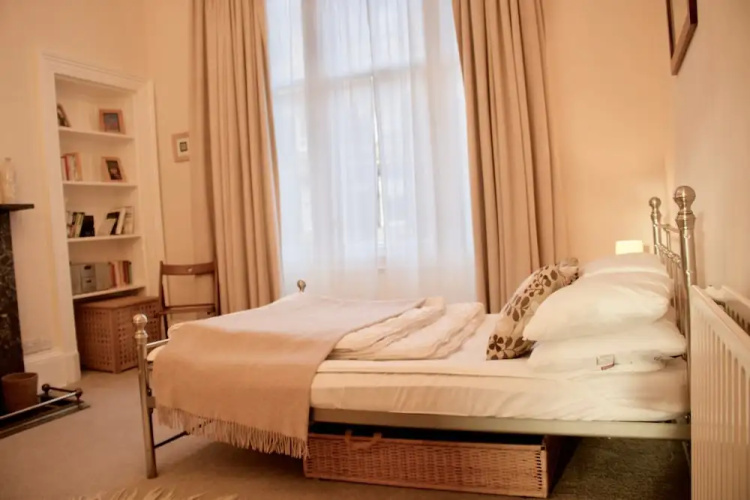 2 Bedroom Stockbridge Flat