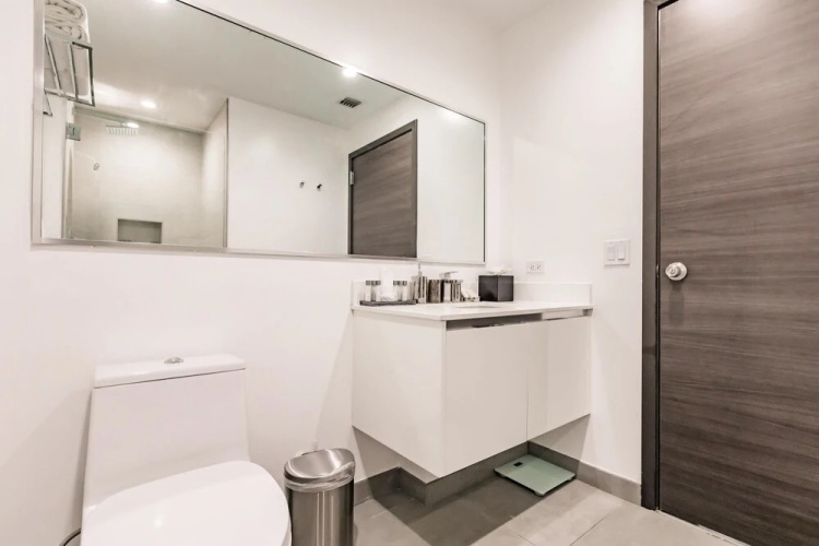 Upscale Modern 2B Condo on the Beach