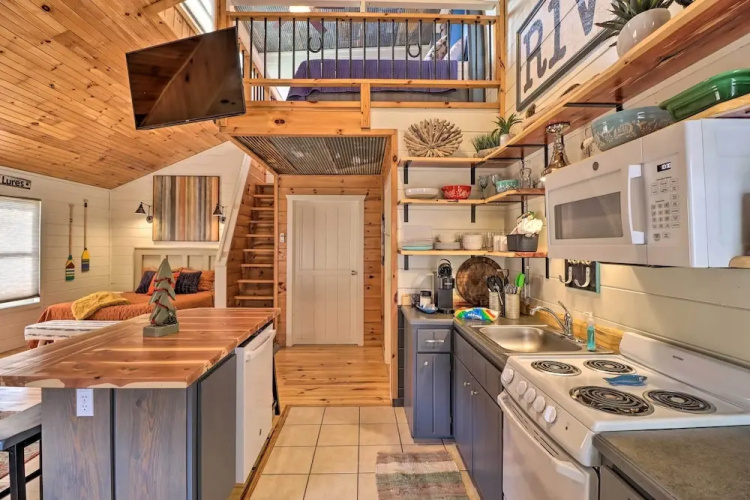 Pet-friendly Studio w/ Loft & Mountain Views!