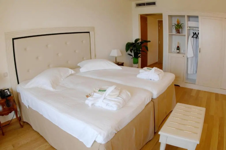 Valis Resort