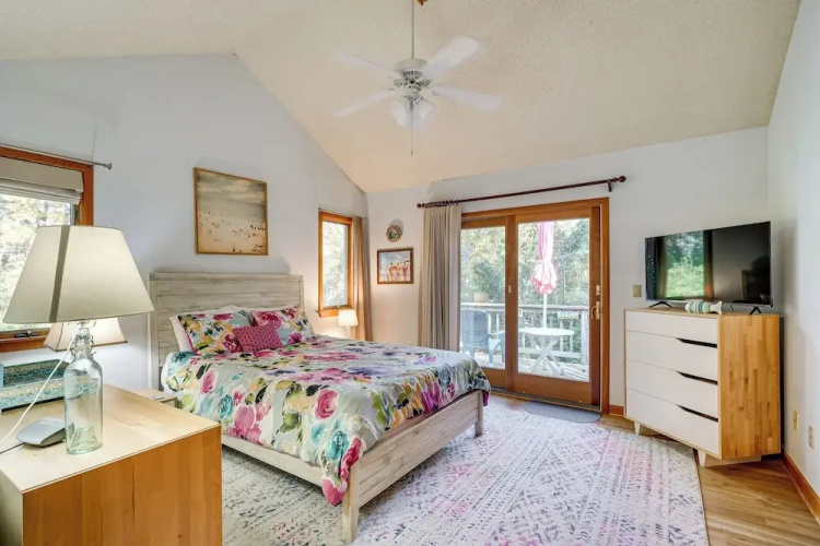 1 Mi to Beach Access: Southern Shores Gem w/ Deck
