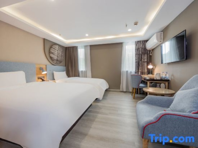Standard Twin room with street view