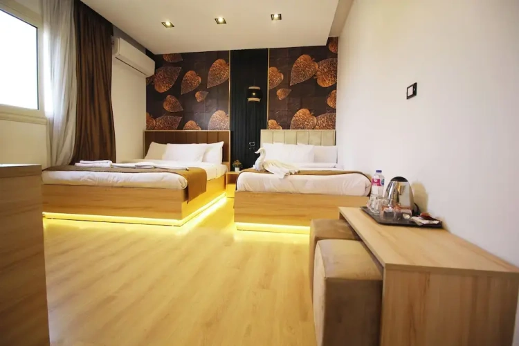 Deluxe Triple room with city view