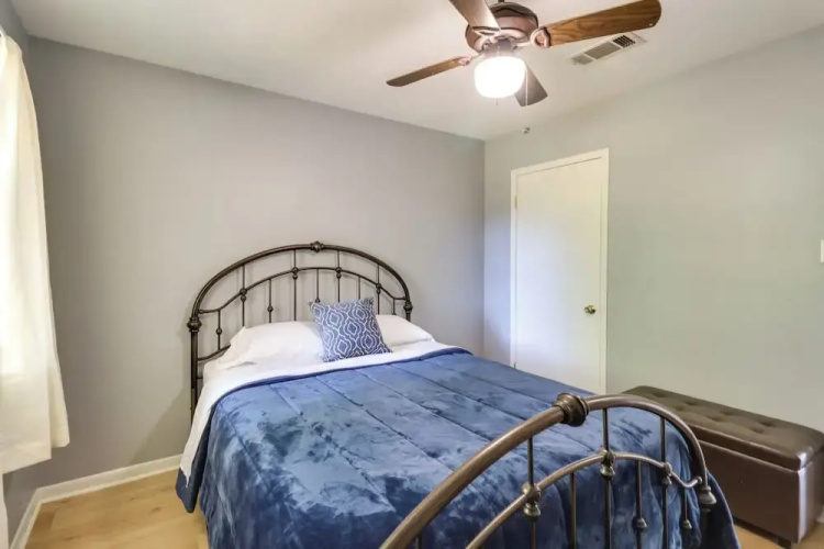 Walk to Eats & Entertainment: Home in Brookhaven