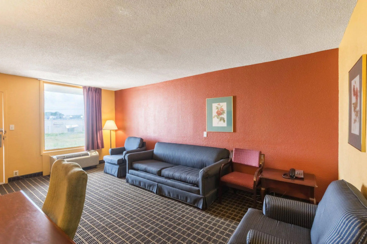 Econo Lodge Inn & Suites