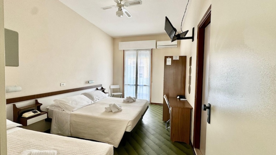 Standard Triple room with balcony
