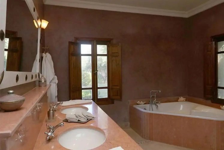 6 Bedrooms Villa