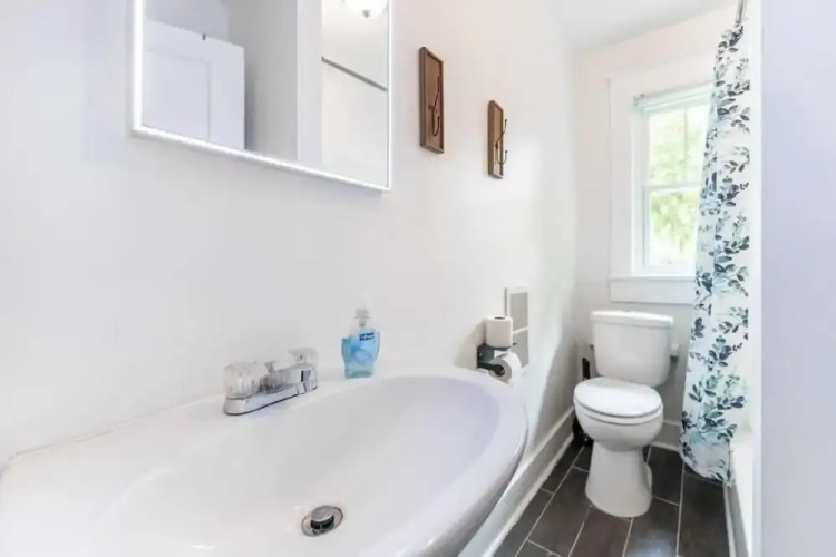 Spacious Duplex for 14 in Downtown
