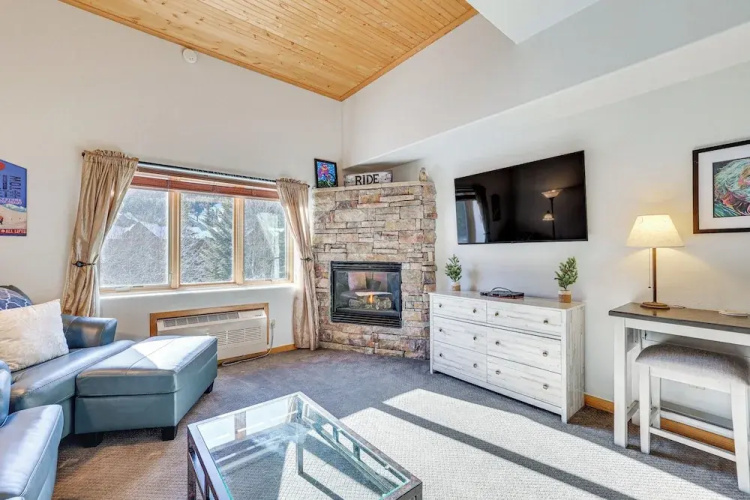 Walk to Lifts: Studio w/ Hot Tub in Keystone!