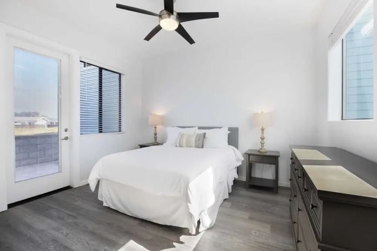 Oceanfront 2BR + Rooftop Deck, & Beach Access Strand Way B