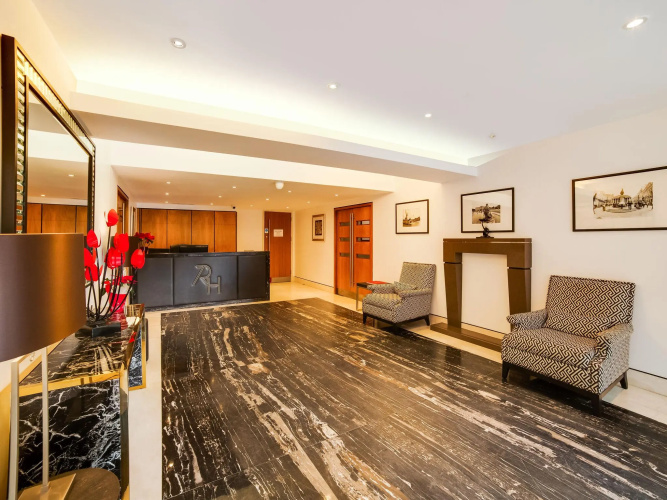 Simplistic Studio in London with Jacuzzi