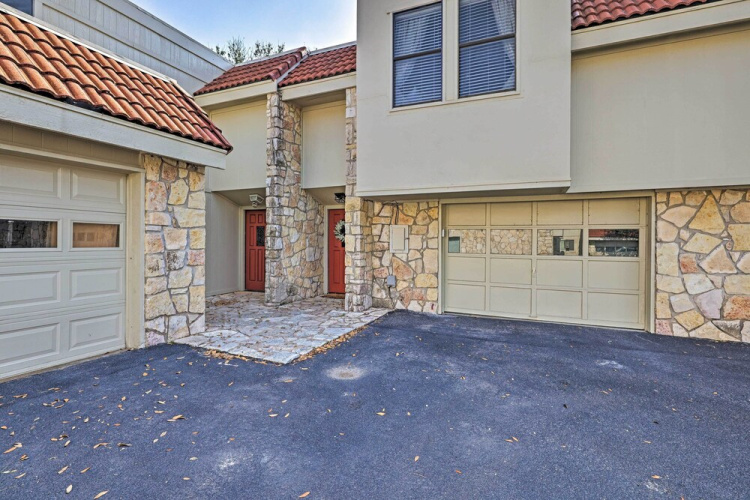 Modern Townhome W/ Patio, Next Door To Resort - Marble Falls, TX