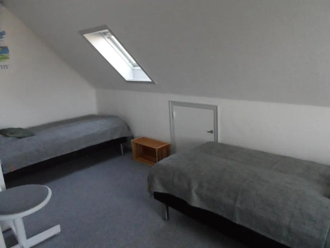 Logi i hus med kunst og have