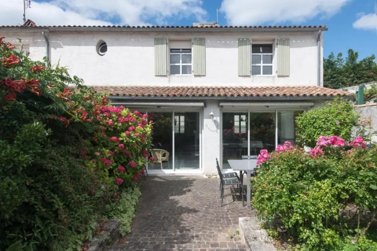 4 Bedrooms Cottage