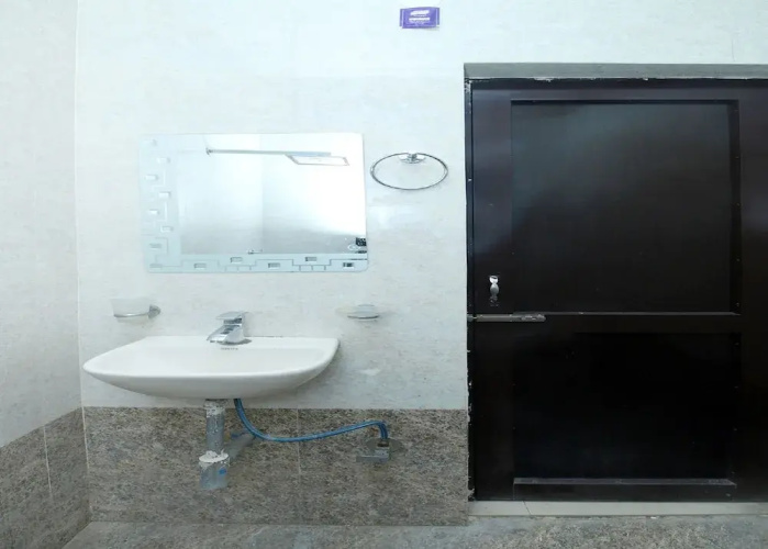 Hotel R2d by OYO Rooms