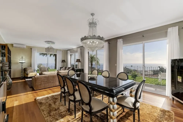 4 Bedrooms Villa