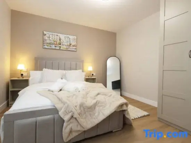 Modern 5BR Home new”