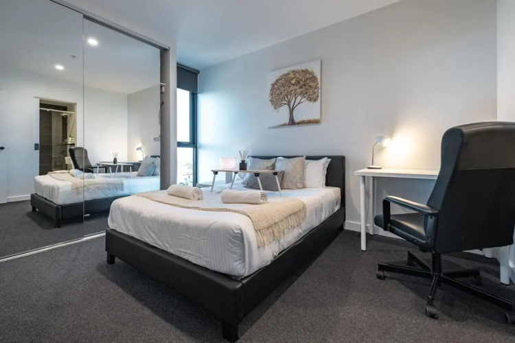 St Kilda 2BR2BA +Balcony +view+workstation+ car